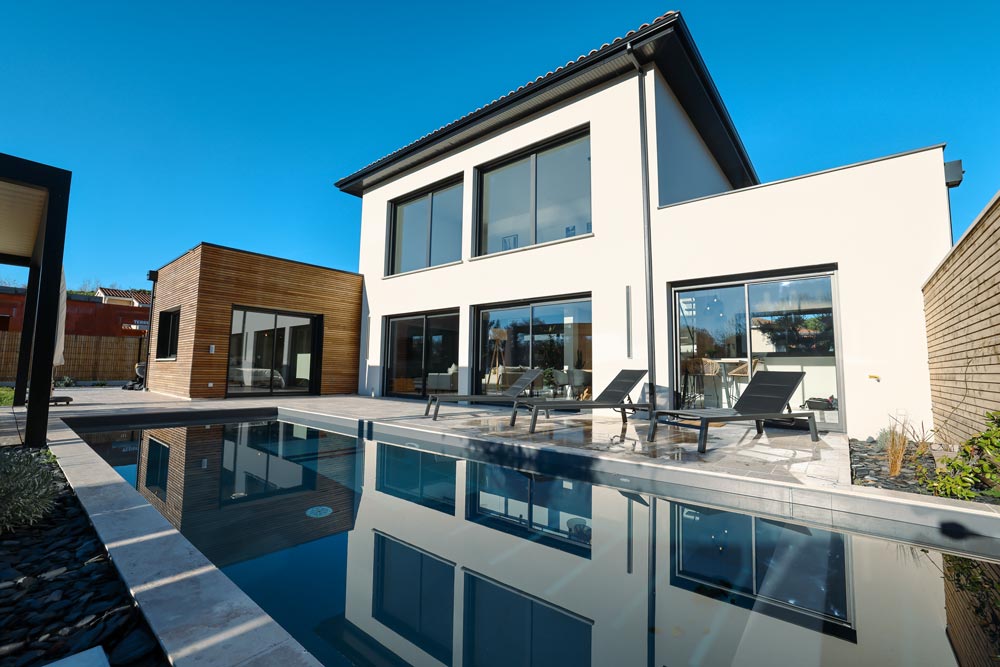 maison architecture design avec terrasse et piscine